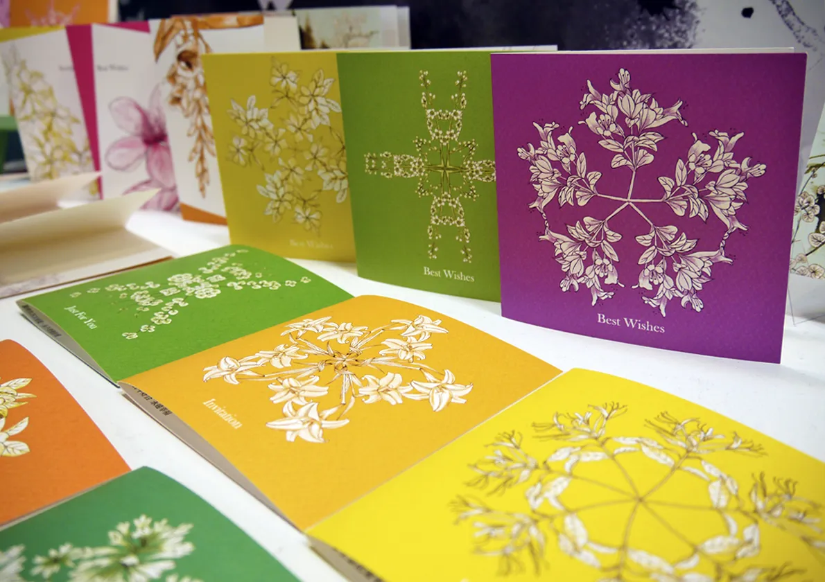Using image of Taiwan dandelion seeds carried by the wind and grass-roots spirit to link twenty kinds of aromatic plants to promote and spread. According to the characteristics of plants with aromatic classified as flower, fruit, leaves series. In order to outside the old impression in native plants of young people, we using line drawing techniques with bright colors fashion style. In addition, the emotion behind it passes through the cards and spread seeds.