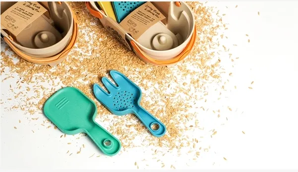 「竹纖維沙灘玩具組」正式為RePlay的第一步，採用100%分解之生質材料，降低對環境的汙染，即便不經意得丟棄於生態環境中，可以完全分解並降低環境傷害。並透過簡化包材，達成零廢棄設計之目標。