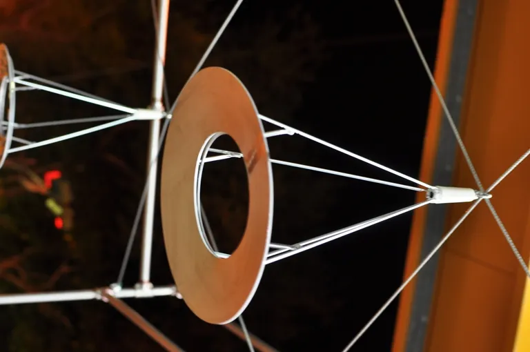 When people cross in the rain, opening the umbrella is exactly the concept of people strolling in the city and sharing umbrellas with each other that integrate people and space. Offering umbrellas to strangers without umbrellas enhances the convenience and the connection of people through the umbrella storage wire system in the sky.