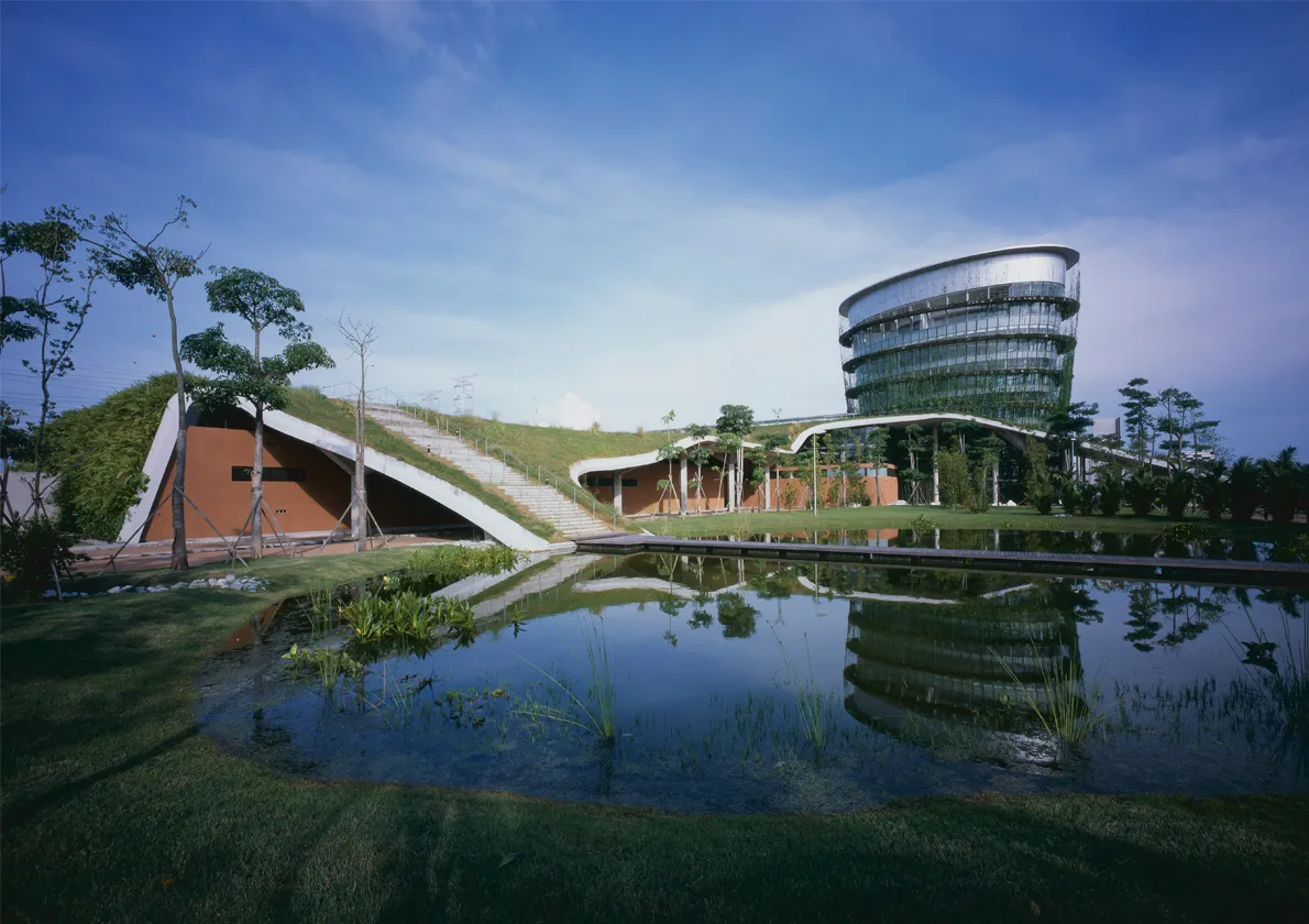 This project is an extension of the existing factory, reclaiming ground adjacent to the jungle in Johor, Malaysia. The factories in the 19th century gave priority only to rationality and productivity, so we wanted to transcend the factory typology by incorporating elements that would make the Islamic workers proud of the new working environment they would be facing. 