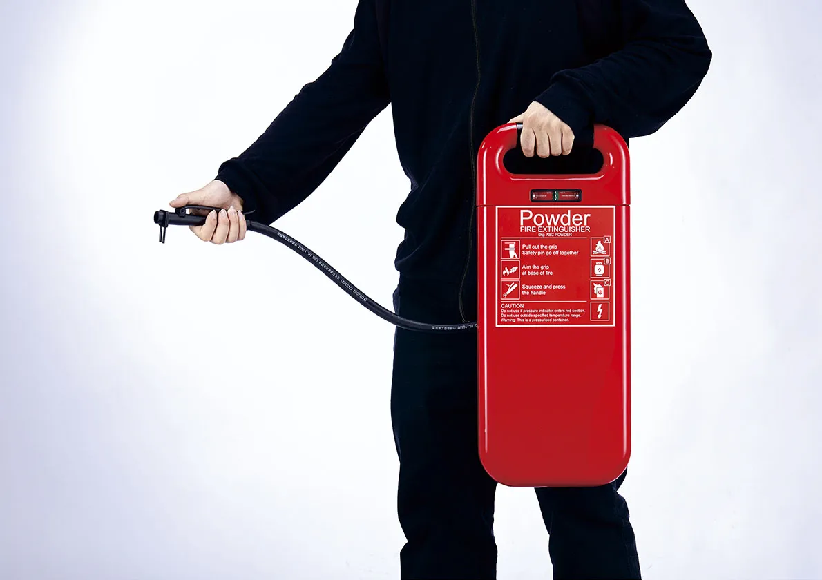 由一個鋼瓶作為主體,向上延伸出手把,用外側的架子遮住後方管線並將滅火器固定在牆上。後方掛勾可以固定滅火器。插銷與噴頭連結,拔起噴管的同時就會解鎖滅火器。握住手把稍微一提即可取下,拿到火源前將後面的噴頭拿下,便可以直接對準火源,按下握把噴灑。