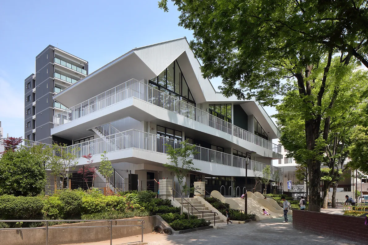 We aim to connect the nursery to the city with both direct and indirect methods. The plan of each floor is opened and surrounded by the balcony, and with a corridor going through it for organizing the childcare sequence and basic services efficiently. Also, the balconies of each floor are also turned out as a vertical-external circulation system, which let the children and teachers easily engage with the nature and approach the garden. 
