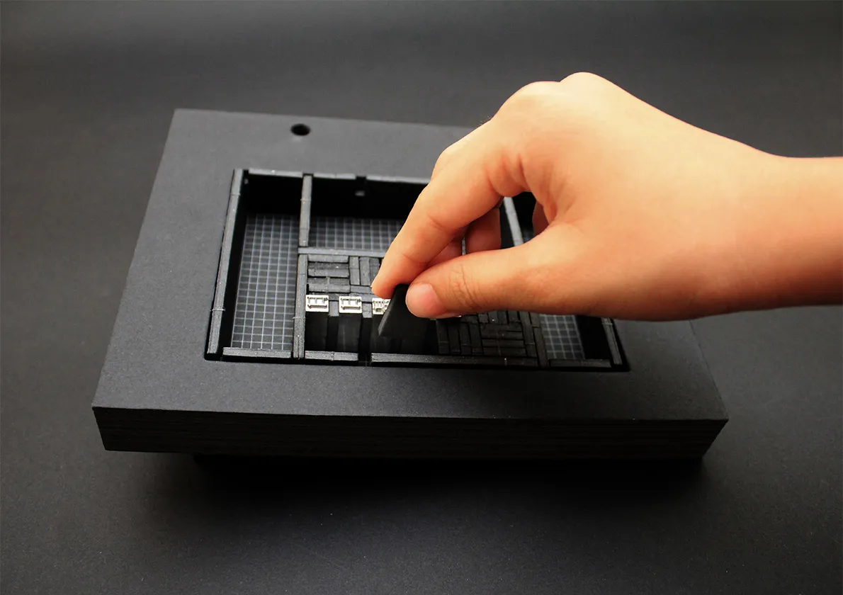 排版內盒包含一組以紙替代傳統活字排版工具的紙鉛角,以及一組腳架,經過組裝後可模擬傳統排版桌的傾斜角度,方便讀者一邊閱讀說明一邊操作,將書中提供的傳統活字排版觀念體現在實作裡。