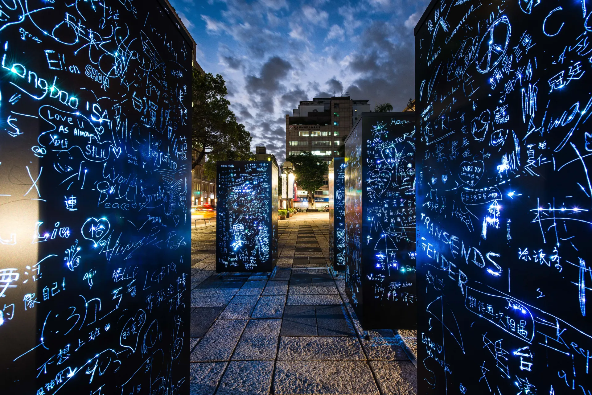 裝置為數個長方形量體組件，並設置在台北當代藝術館的“廣場”，試圖在公共空間中製造隱蔽場所。民眾可藉由尖銳物品在覆上黑色漆料的作品表面，留下任何想訴說的字眼或圖案；作品內置的多彩 LED 燈條，到了夜晚，這些隨著時間不斷累積的痕跡，如同時間切片，漸漸從刻劃下的文字與圖像縫隙間透出光芒，由個人私密的書寫轉為眾人的共筆。