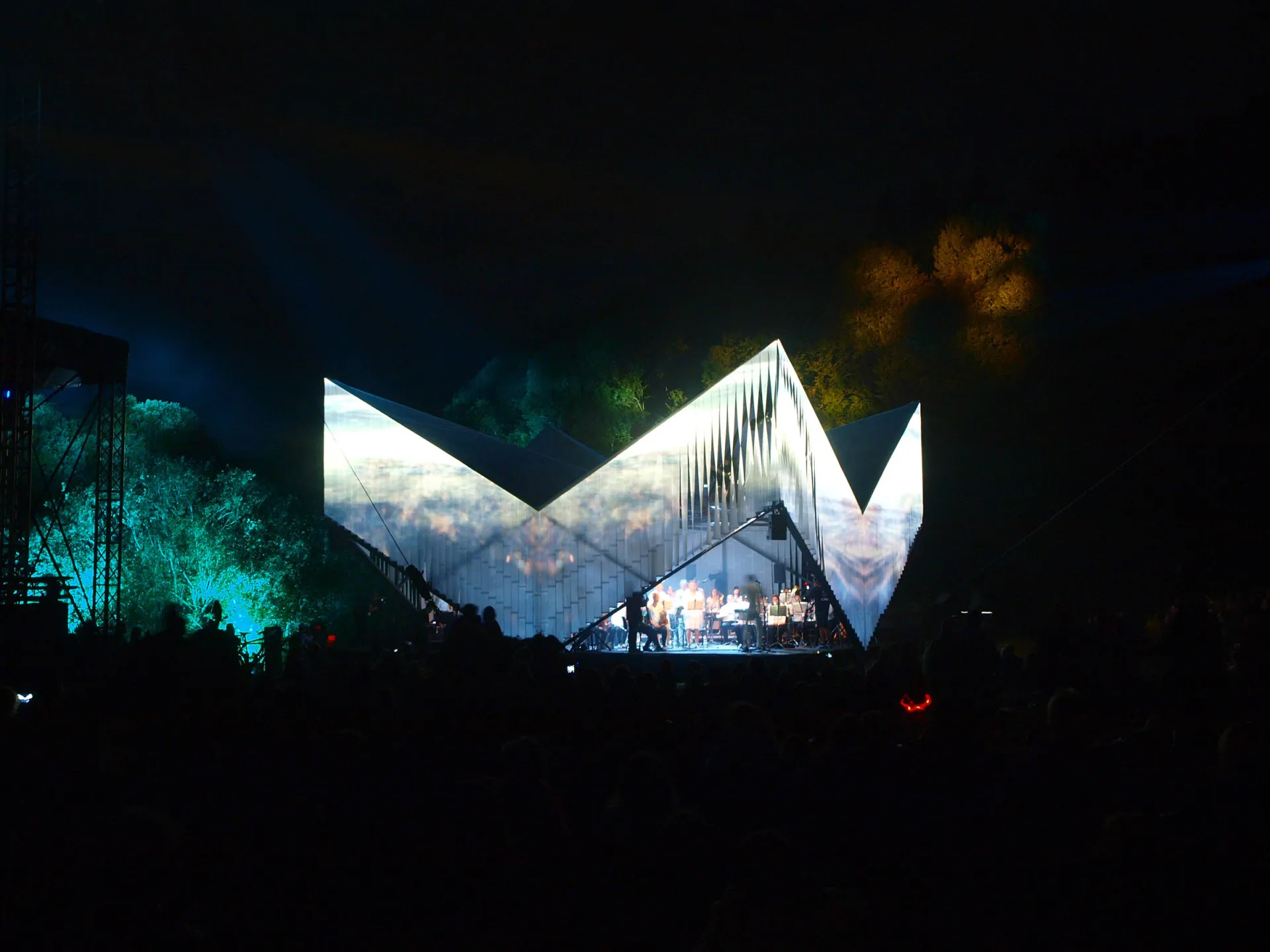  light, video and music. Under the roof of the pavilion is a place for academic symphonic chamber orchestra of 20 people and Nature Concert Hall music band.