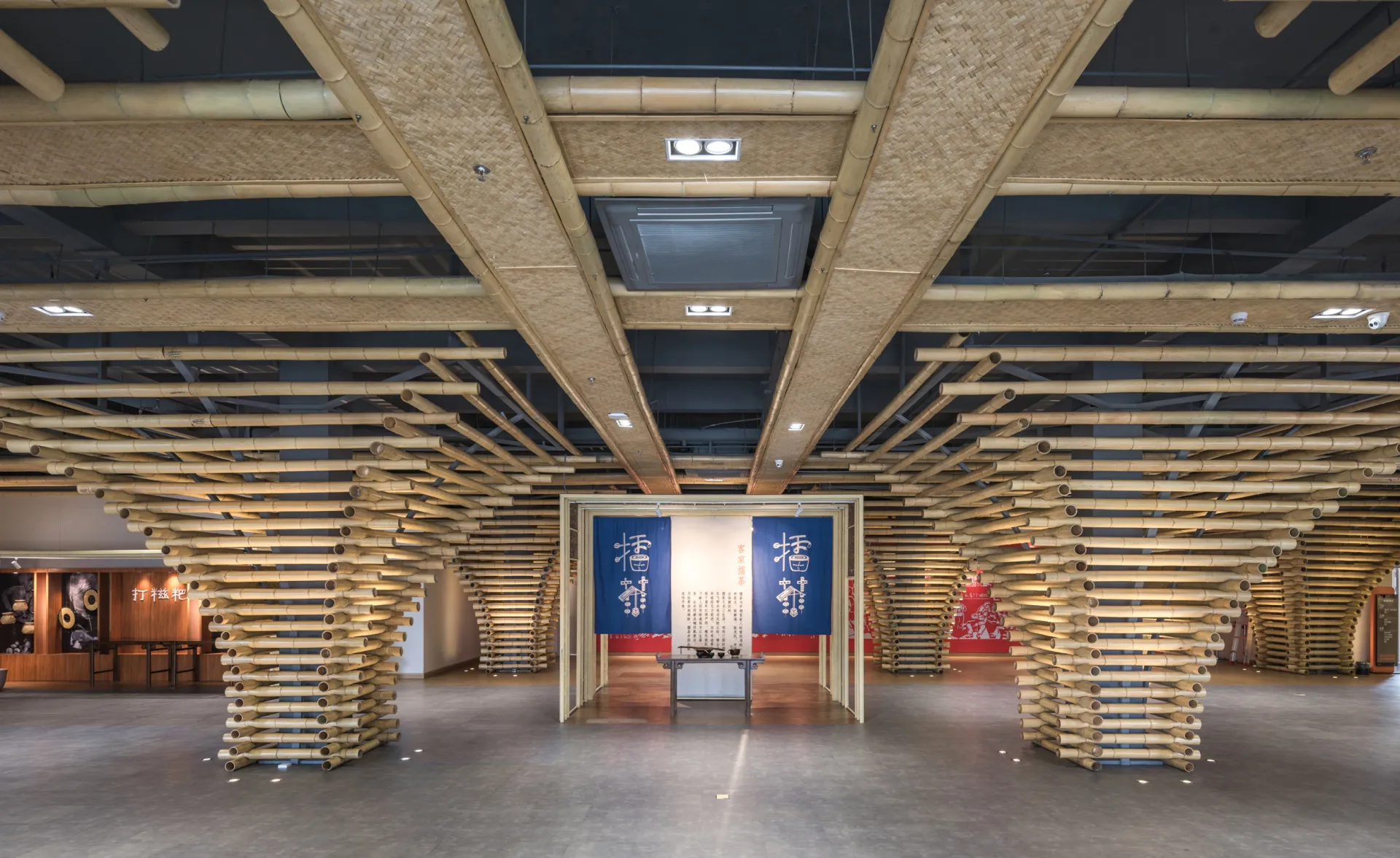 有別於一般旅遊景點的紀念品販售，業主希望能結合展覽、旅遊諮詢、文創商品販售、餐飲及手作體驗、培訓課程等，創造出一種新型態的商業模式。 設計以三個主題展開:
