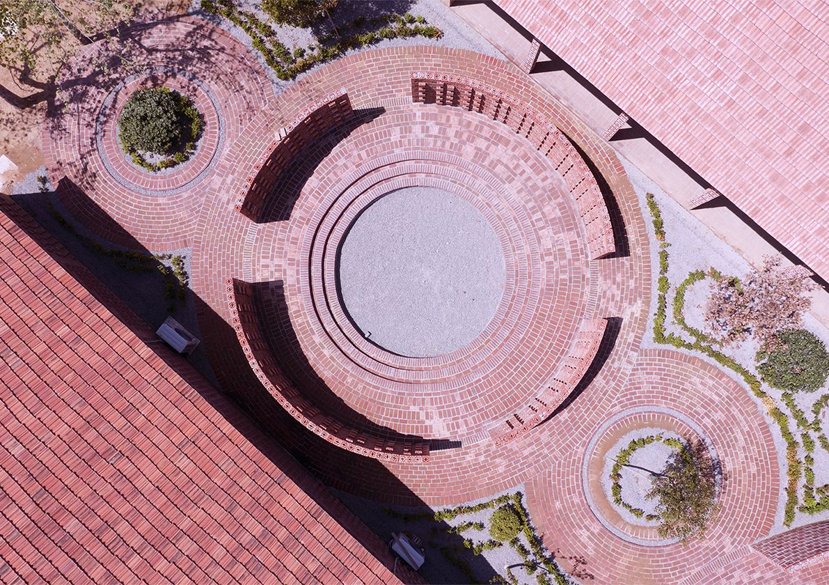 原有建筑结构形式多为砖木结构,红砖屋身、木框架屋顶,上铺红瓦。为了更好的传承老建筑的历史纹脉,在改造中将红砖作为主要材料,沿用传统砌筑方法,将老建筑与新改造部分紧密融合在一起,使整个建筑群更加统一。 我们将保留的建筑空间重新组合,形成五个独立的院落空间和一个休闲趣味景观带。