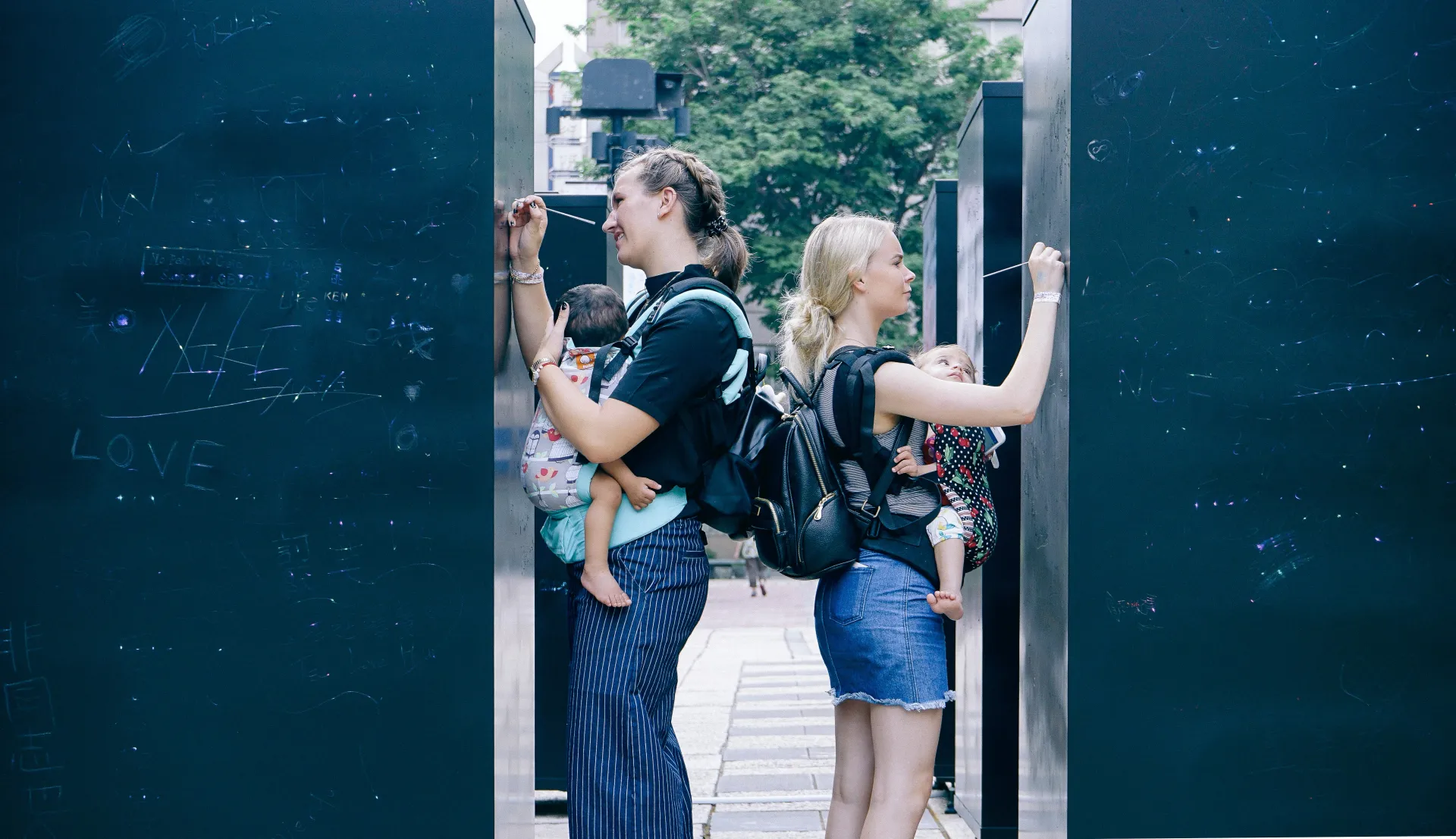 裝置從每個人的內在生命經驗扣合廣場開放的場所特性，同時公開回應不同城市間的展出，曾在台北以同志議題為題，東京則安置於六本木街頭，分別回應社會現況。裝置、空間、時間及民眾參與構成作品的完整意涵。傳遞著人們面臨各種傷痛時，仍團結凝聚以勇敢姿態正視傷痕，最終成為這時代階段的紀錄。