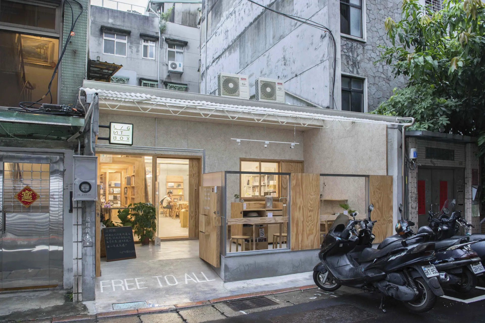 島嶼影像合創社於2016年成立「Lightbox 攝影圖書室」，原址位在古亭金門街，致力打造非營利、自由開放的攝影學習平台。為解決擴遷需求，向北市府活化閒置房地計畫提出申請，以修代租進駐一近台電大樓站、溫羅汀商圈的臨街一層長型空間，期待結合當地藝文氛圍，把攝影文化注入日常。