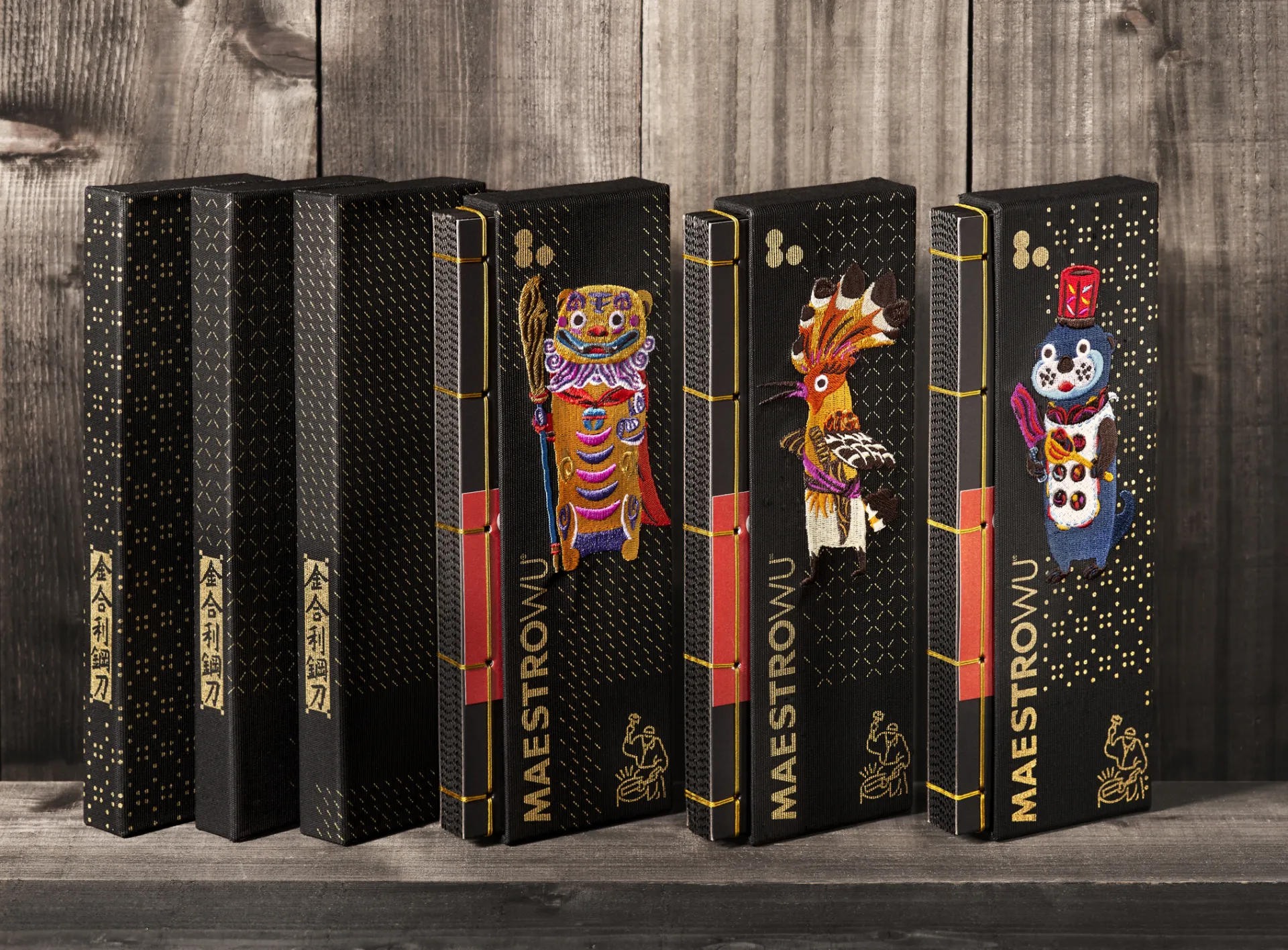 金合利鋼刀品牌創立80週年「小鎮神獸齊護金門」紀念款包裝--- 封套設計繪製可愛帥氣的「風獅爺、戴勝鳥、 水獺」金門縣文化局三寶吉祥物，各自佩戴金合利刀具，化身為金門觀光大使