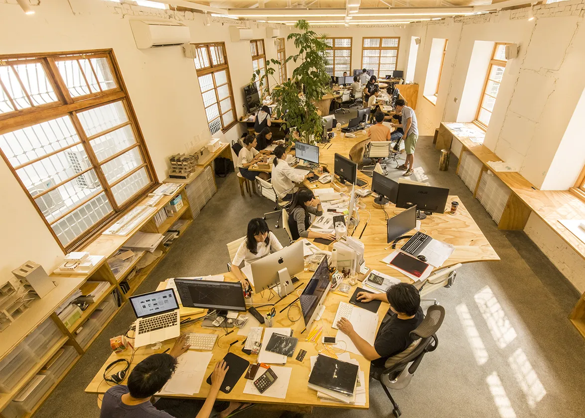 繼光工務所位於台中市中區，一個從日治時期便開始建設發展的老城區，但隨著時代改變，這裡沉寂下來，工務所現址早期是一幢工廠和住宅複合的老建物。