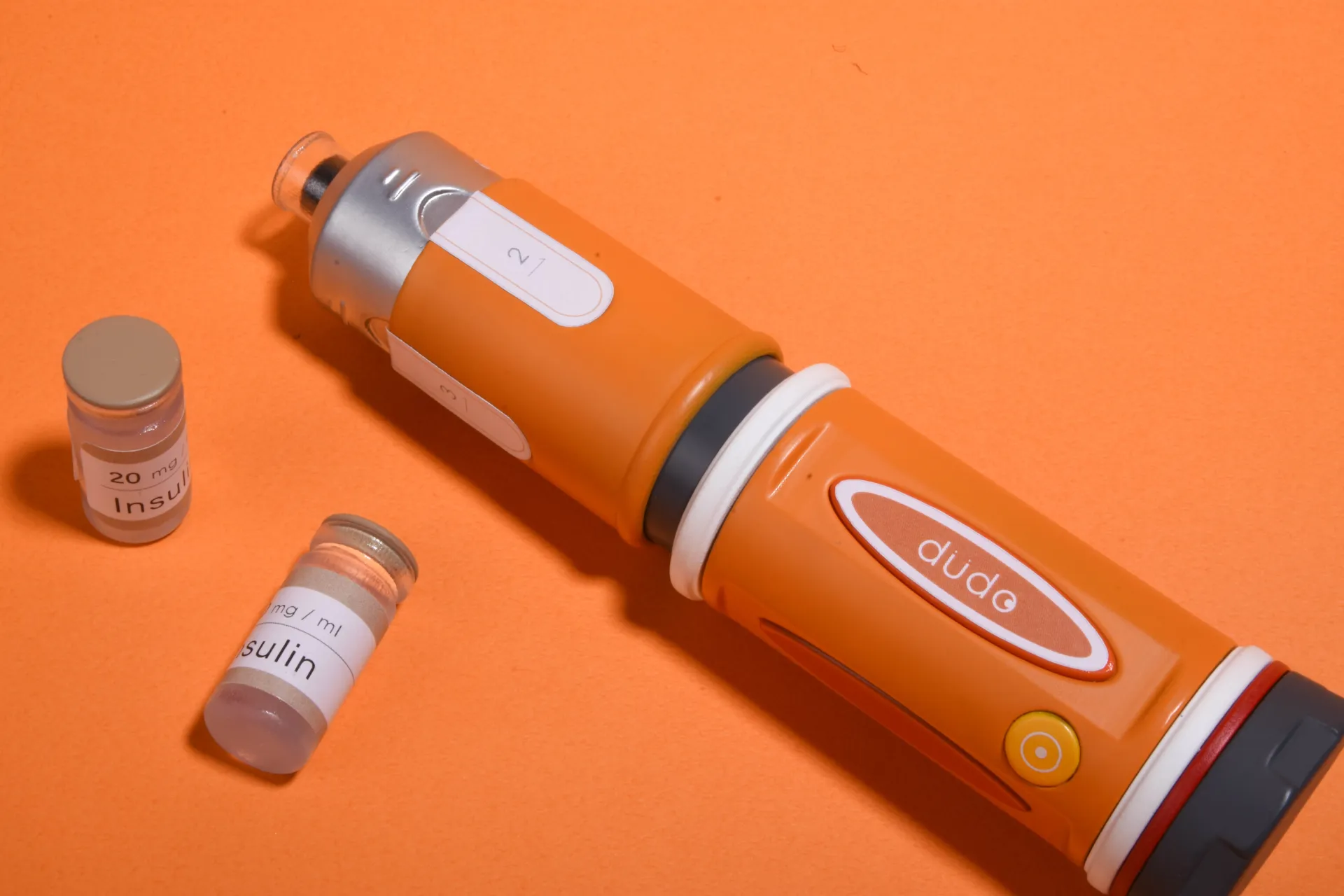 第一型糖尿病患者在出生起，即需要一日照三餐甚至更多次的測量血糖及注射胰島素。