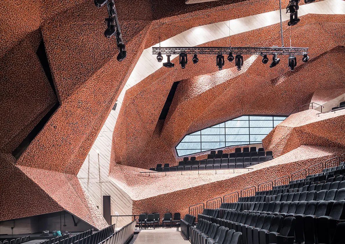 The strict urban planning limitations of acting on historic site boarders compelled the building to be in harmony with this type of environment. It covers less than half of site area and a green arc is made to create views onto the Auditorium. Its low height allows it to blend within the neighbourhood and the heritage site, innovating while respecting the past.