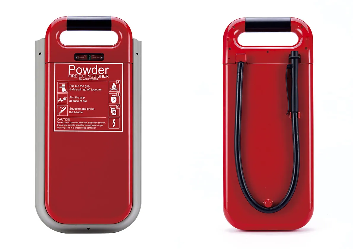 滅火器是公共場所以及住家必備的防災用品,但是通常滅火器的樣子無法融入環境。放在地上的滅火器常成為一個空間中突兀且擋路的存在。然而,火災發生時必須能快速找到且立即取用,因此滅火器不能藏起來或放在不方便取用的位置。 由於上述情況,想要設計一個可以裝在牆壁上並將其較醜陋的構造隱藏的滅火器,由牆壁的平面延伸作為主要造型,同時維持防災器具所要具備的容易發現和簡易使用的特性,讓空間中必備的消防設備不再是破壞環境一體性的多餘存在。