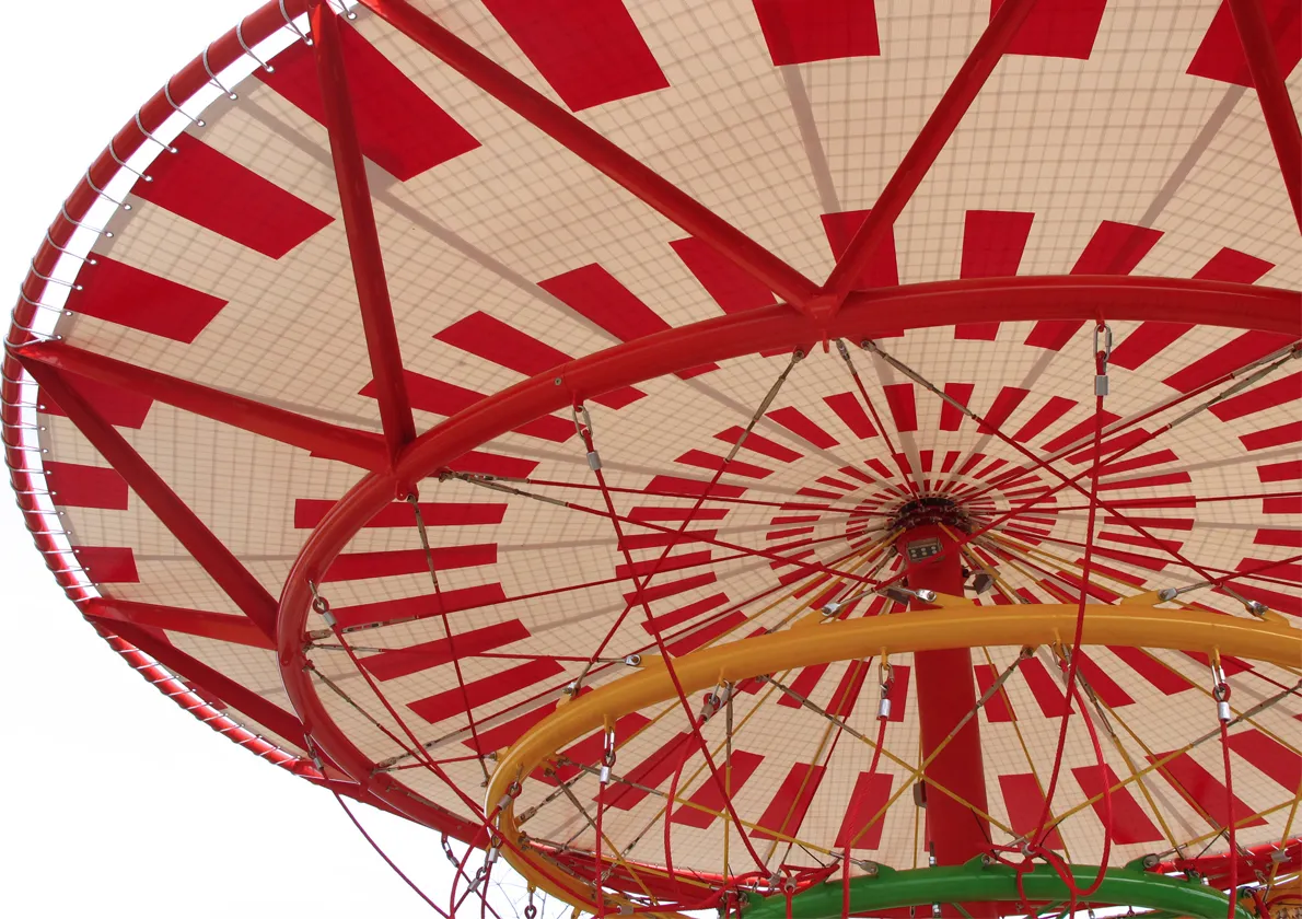 當不同長度的森林旋轉繩懸吊,乘載著較年紀較小,身形較小的小朋友上的懸吊座位將會以靠近設施圓心中旋轉,而年紀較大,身形較大的小朋友將會抓取外側較短的繩子。