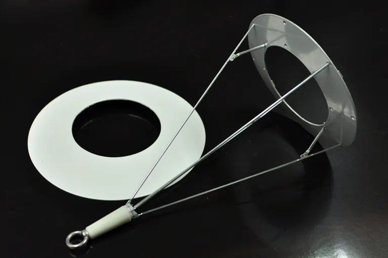 人雨人。不收傘,正是在城市生活步行空間中作為發想,以共乘一把雨傘的概念,將人與空間結合在一起。每個人提供手邊的雨傘,透過位於天空的空間纜索結構系統作為雨傘暫時性收納, 將未使用的雨傘提供給陌生人使用,進而促進人與人之間的交流及便利性。