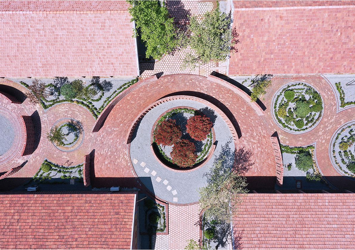 此次改造设计是将基地原有日常教学区改造为1971研学营地的学生住宿空间及休闲景观区,在满足住宿功能需求的同时,不破坏旧时学堂的记忆并增加营地体验者的参与性成为此次设计的核心。