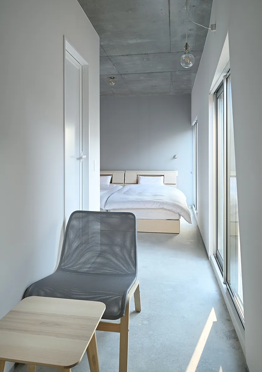 此外，根據這個城鎮周圍的情況，該建物的樓層用途須由原本的餐廳和民宿轉為出租式的房屋和建物。