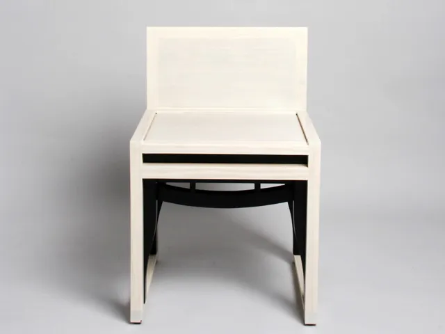 中國傳統用來加強座椅結構的羅鍋帳在現代大量生產已不復存在,我們將其精鍊成第二把交椅。交者,聯繫交際也,藉由第二把交椅,人跟人可以和諧拉近彼此的距離,分享觀點。造型方面是以羅鍋帳為發想。用簡潔現代化之外椅容納著傳統分享美德之內椅。於是設計出這樣保有著東方傳統美德與西方結構美感之第二把交椅。