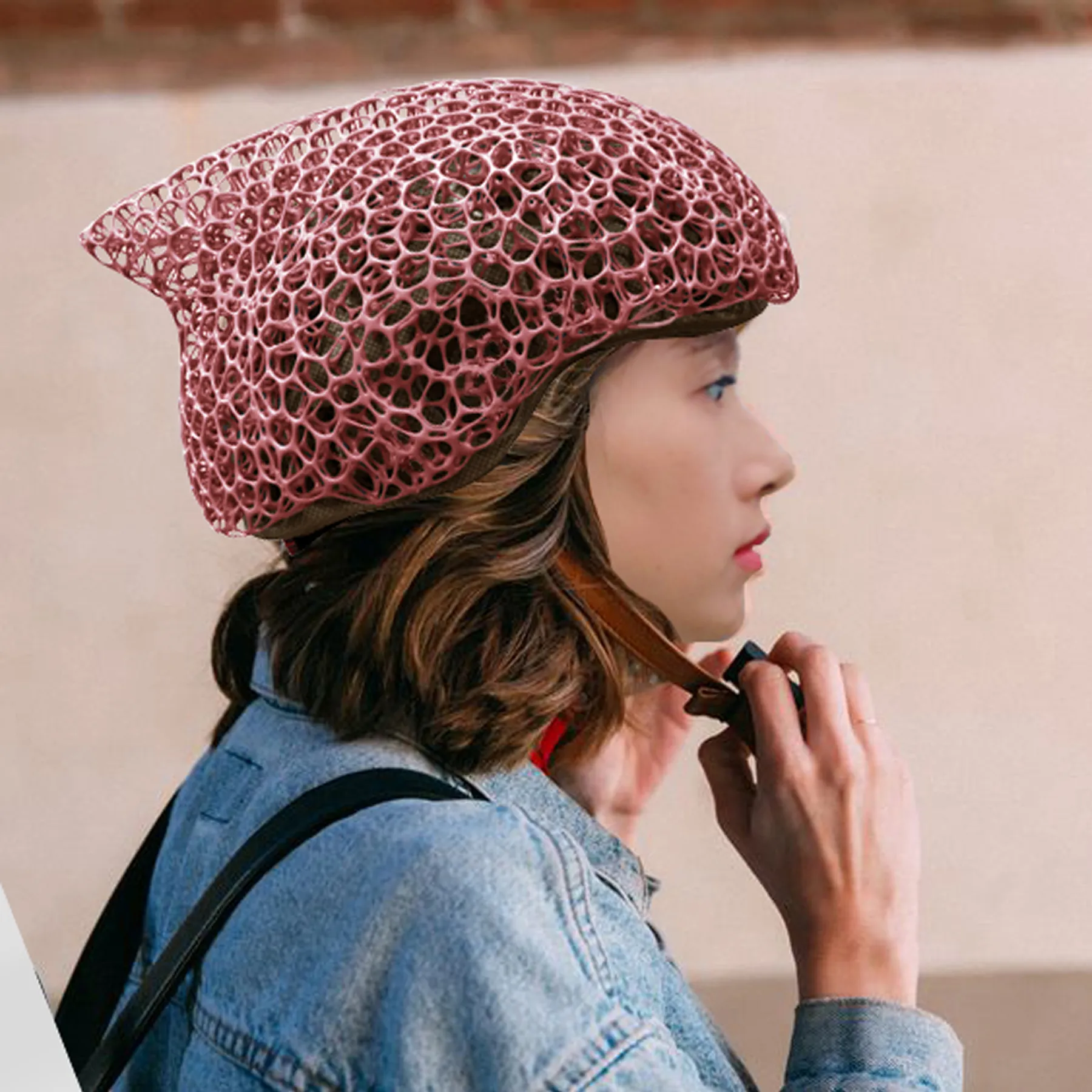 此作品靈感來源於壹種廣泛分布於自然界中的有機結構——3D voronoi結構,像動物的骨骼、烏龜殼甚至是草莖的內部都填充著這種結構,這是自然進化的結果,這種結構賦予了有機體完美的物理性能,使其在輕量化、穩定性以及能量交互之間達到完美平衡,現在我們借助參數化技術將這種神奇的結構應用於頭盔的改良設計之中,希望在輕量化和安全性之間找到最佳平衡點,借助大自然的神奇力量為人們提供更安全、更舒適、更時尚的穿戴保護。