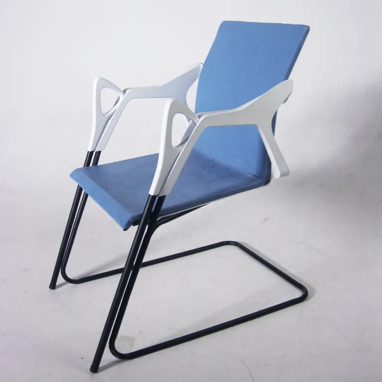 我們希望透過簡單的扶手設計，與有相同“支撐”的拐杖做結合