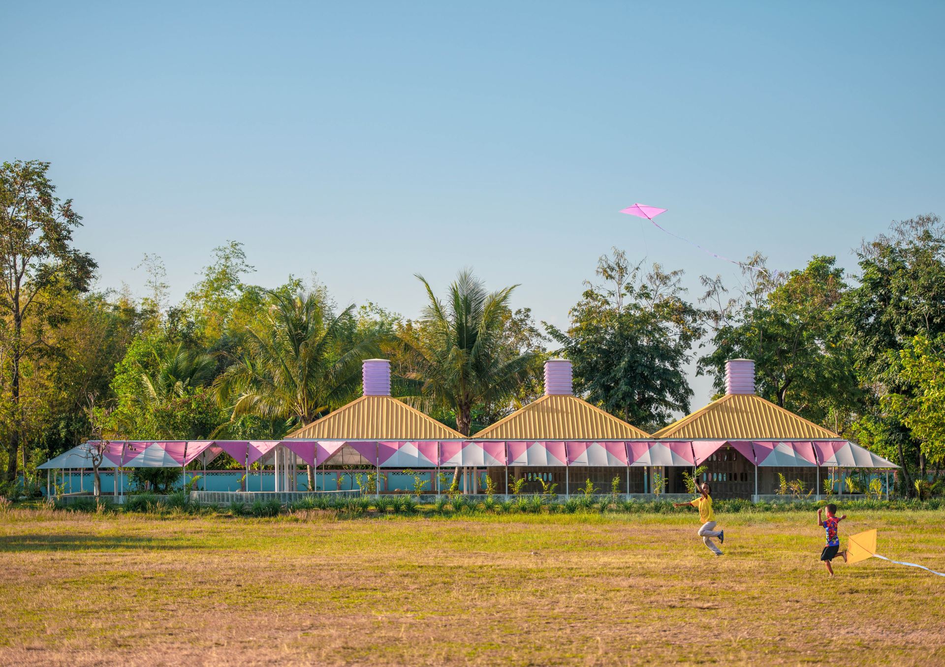 This year, the tenacity of Bang Nong Saeng’s school director, the inventiveness of students and instructors, and the resiliency of workers and villagers, led possible to upgrade the project from a 60 sqm space to a 300 sqm kindergarten.
