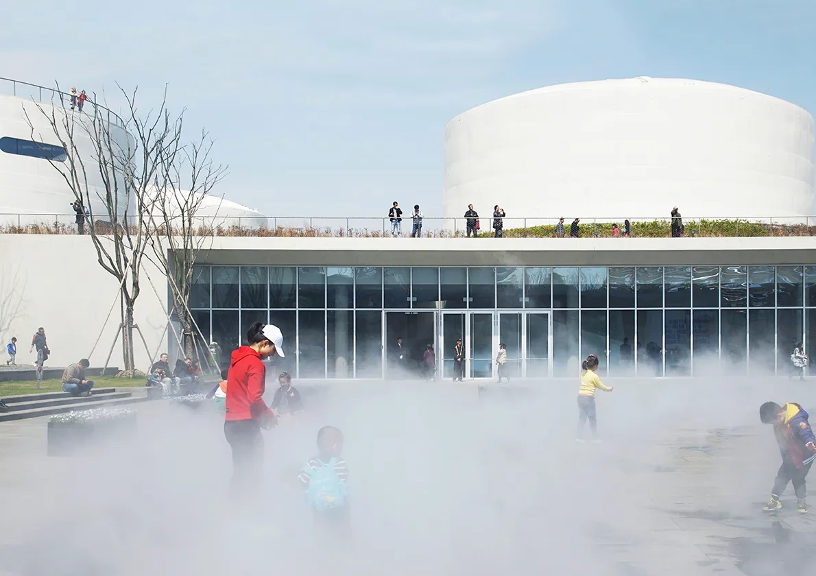 设计的核心是连接五个油罐的Z字型“超级地面“，之上是开阔的公共艺术公园，之下是灵活开敞的室内展览及服务空间。两个开阔的广场和一片都市森林将植被、水景、小展厅等联系起来，其间散布公共艺术作品，邀请人们在自然与艺术之间自由穿梭。