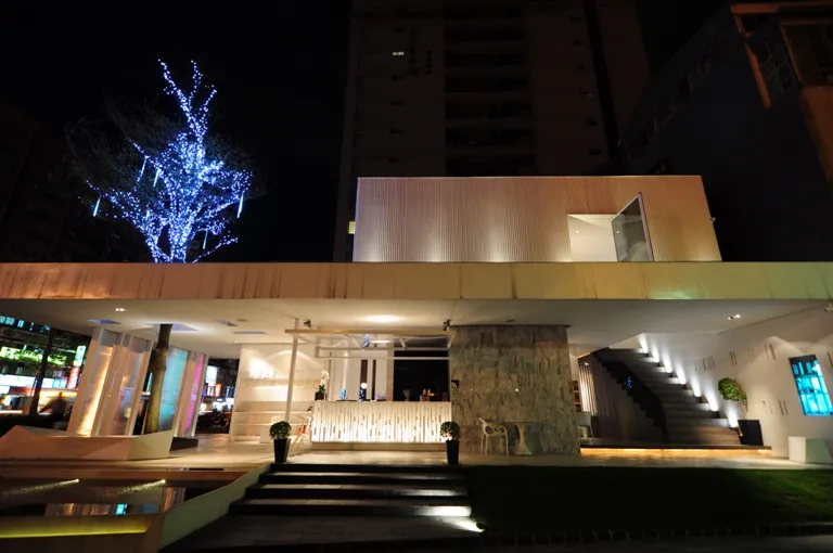 設計者企圖將設計回歸與人的友善關係,以〝都市微囊咖啡〞的行為角度切入,結合出〝分享〞與〝彼此〞的概念,運用彈性的空間功能,利用許多書櫃與轉板的設計,透過上掀、推拉、旋轉等系統,讓白天的分享空間最大化,夜晚則考量管制需求讓辦公室及吧台空間最小化。