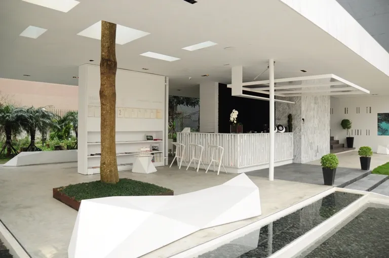 The designer attempted to turn the design into a friendly relationship between people and formed the concept of an arcade area without an enclosure. At the same time, the point of “City Cafe” combines the idea of sharing and using the system of pulling, pushing, and rotating to make the biggest room space.