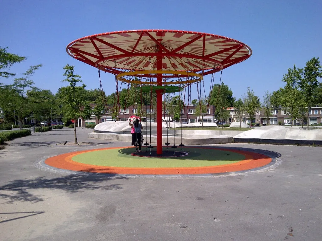 能源旋轉木馬非傳統式遊樂物體 ENERGY CAROUSEL - Unconventional play object