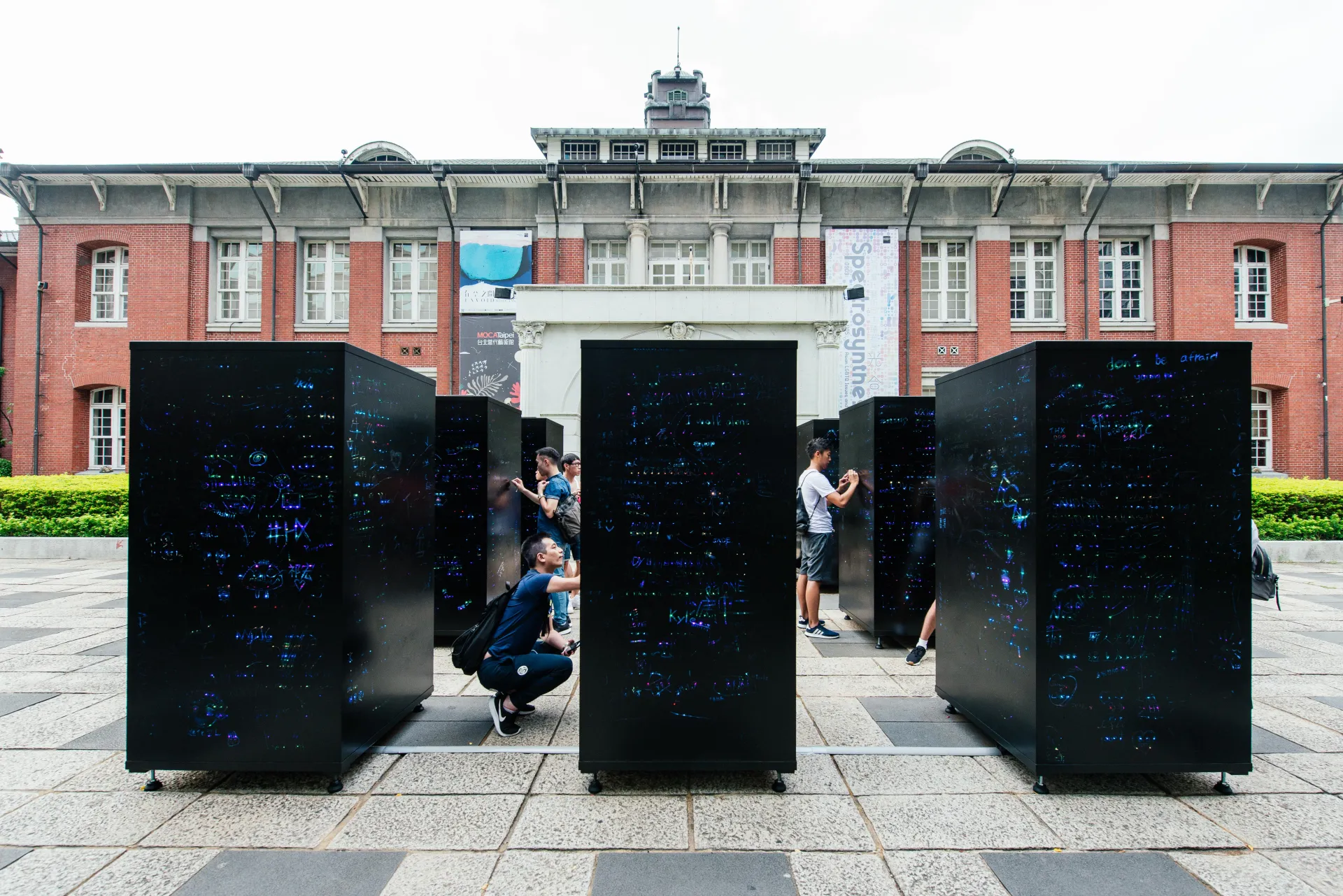 《黑暗中的彩虹》為一委託製作之戶外裝置，以”傷痕”為概念發想源頭，結合大眾的書寫行為，透過光在日與夜呈現開放與私密的兩種狀態。