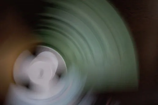 這也就是「風戶」名稱的由來，少了「羽」的扇，一如作品本身就是一個半成品。