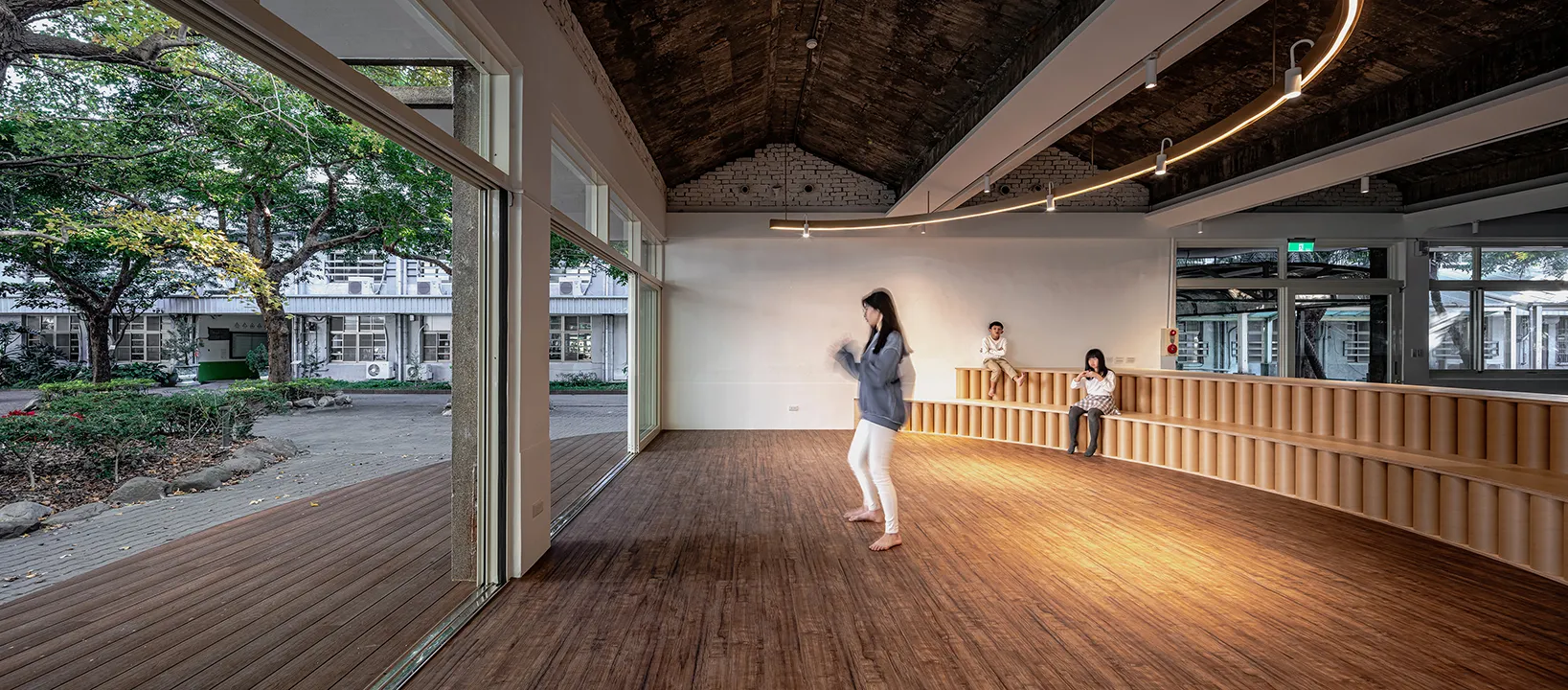 透過引進自然光和場域的整合, 將角力館重新定位為校園展演中心