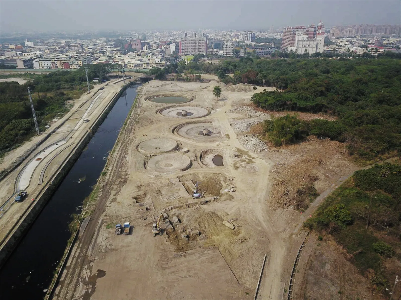 作品建設中的照片，在造型上，五座水池整體上表現出特殊的幾何地形，營造序列性的景觀變化。