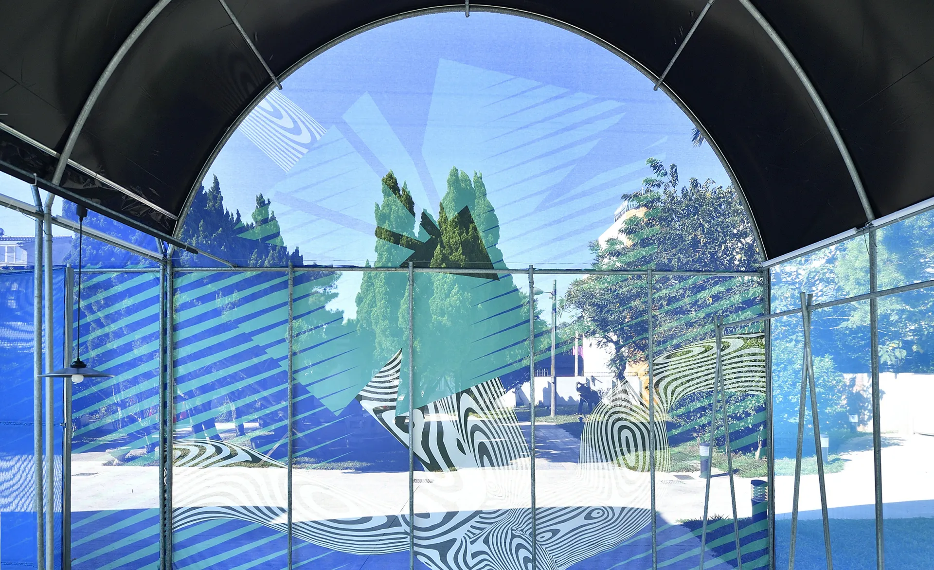 在地紡織廠所生產的彈性科技紗與工業防水布,創造出新的展覽尺度與遊逛路徑,跨接室內外空間,達成遊園式穿梭的獨特身體經驗