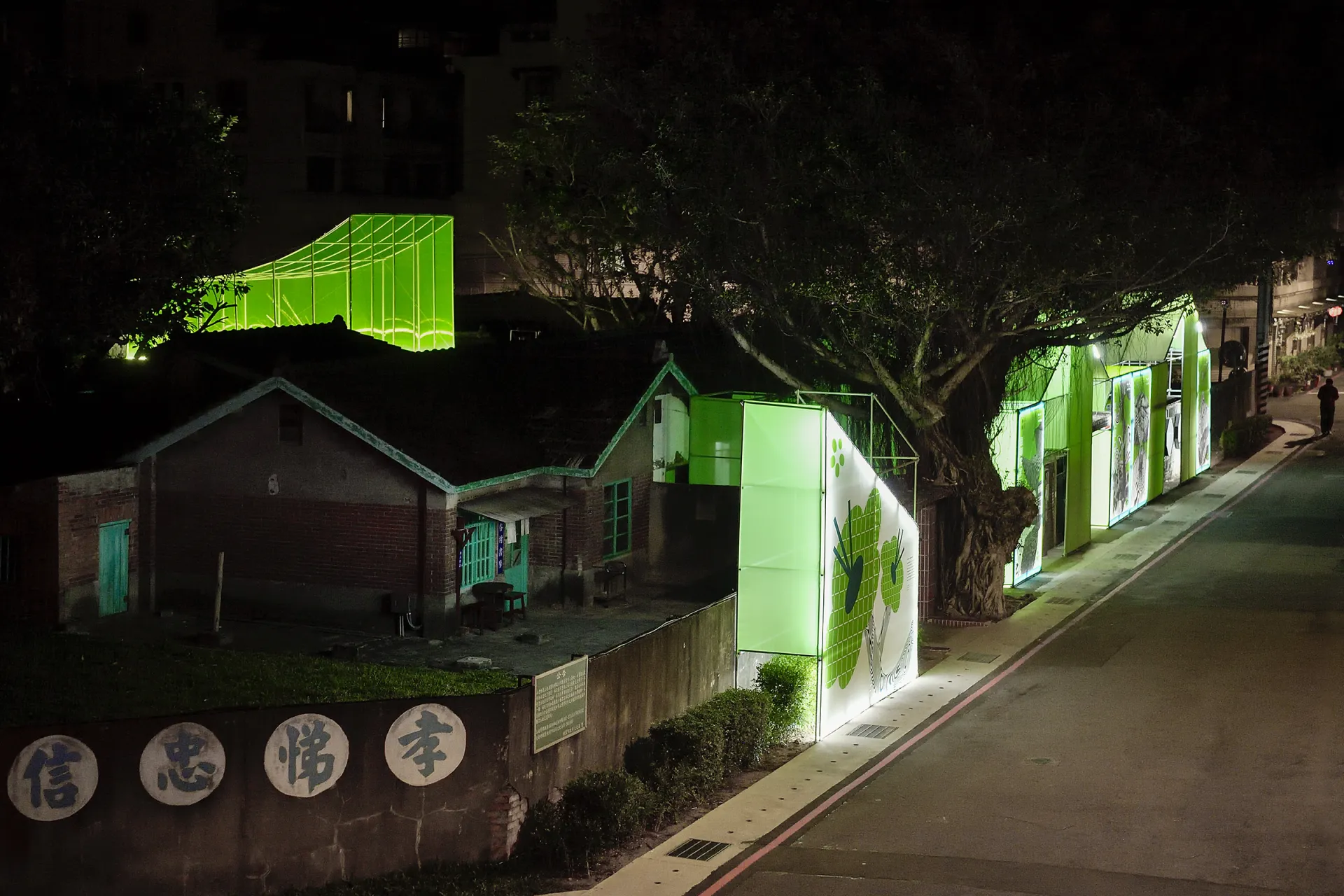 在為數眾多、彼此緊密相連的矮房中,打開潛藏在歷史中如同發光的盒子,發掘你所未見的桃園