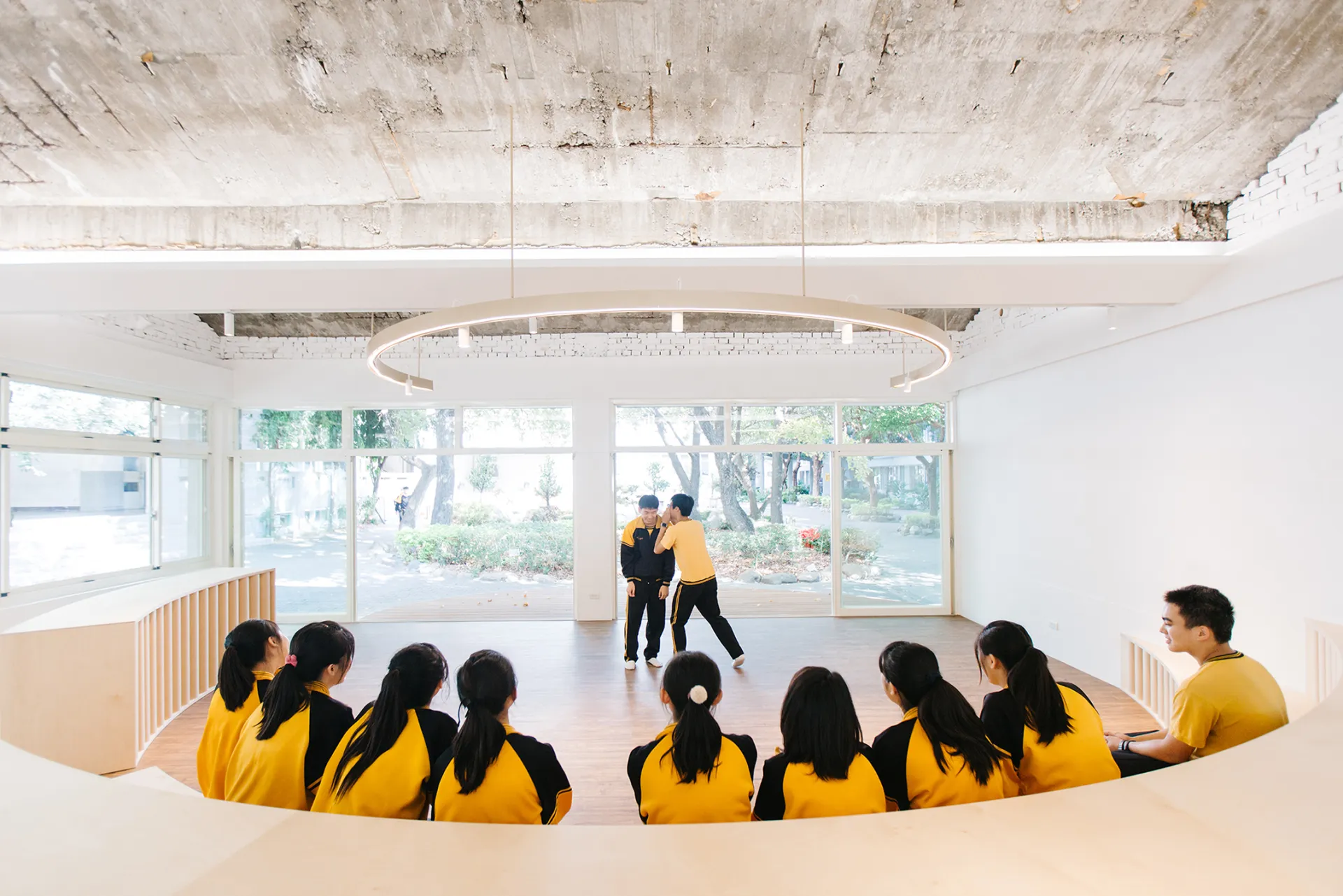 重現原始折板天花, 並增設展演中心的圓形舞台, 將校園的活動動線串聯起來