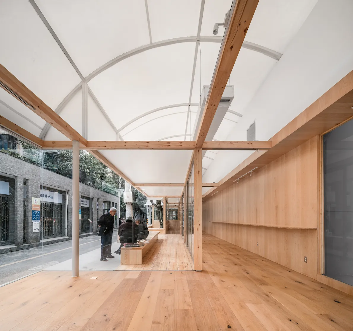 巷子里的空间内部，使用了具有凹凸触感木材作为整体材料