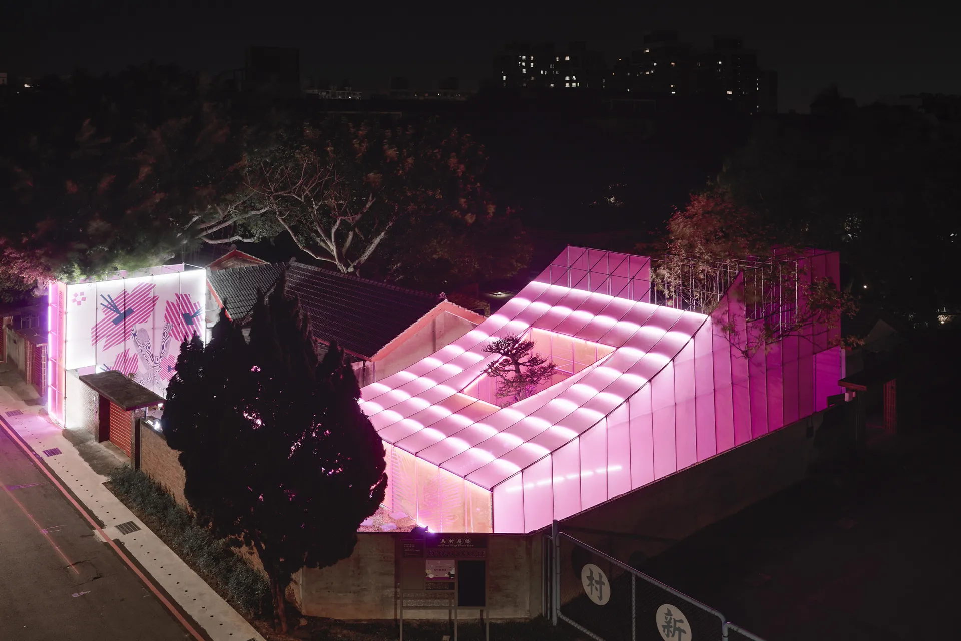 園區自然的外部光線與設定於結構層內的燈具用來豐富空間層次,讓整體展區的視覺感在白天與黑夜時區裡呈現全然不同的質感