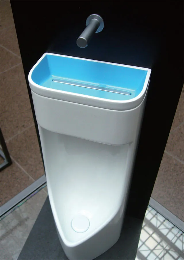 是否曾為小解時不小心沾手的小事苦惱?「兩倍使用」是一個結合洗手台的小便池,如廁完畢、洗完手後,洗手水會順著小便池上方長型的流水孔流下,而小便池貼壁的斜板設計,則可以增加流水面積,將小便池從頭到尾洗乾淨,方便、衛生又環保。