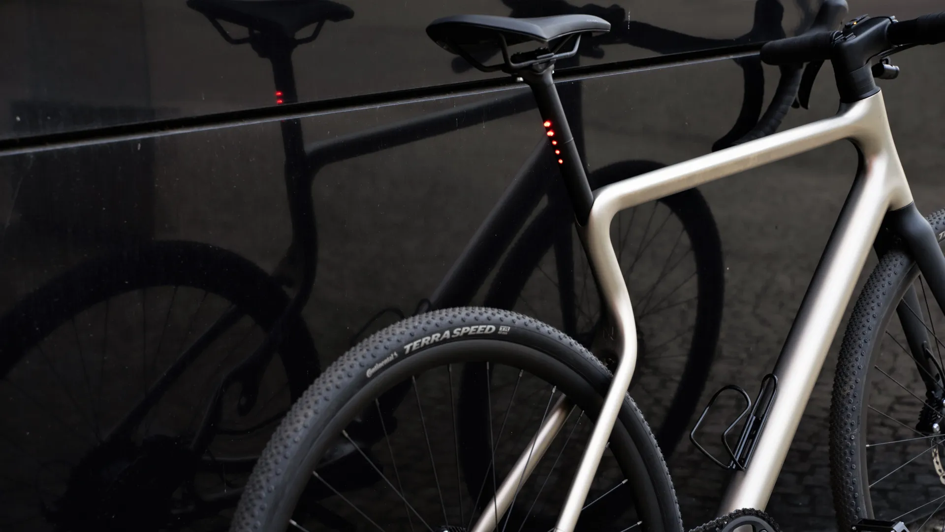 後端能靈活地懸吊後輪,形成一種新型態的乘車舒適感