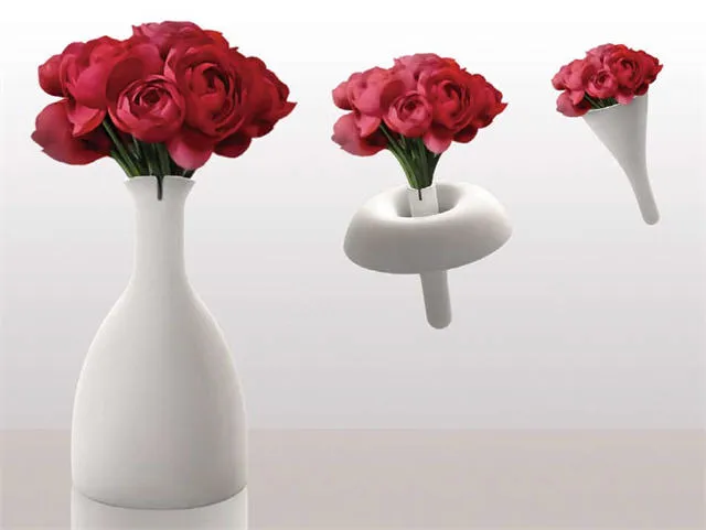 「禮之綻放」是可能全面改變市場的產品,集花束包裝和花瓶於一身,設計概念來自於花朵的綻放,如同展開的花瓣,使用者透過簡單的翻轉改變使用形態,可重複使用的橡膠材質,取代不環保的包裝,帶給使用者更便利的使用方式。此設計可多元應用,透過印刷達到不同的包裝效果。