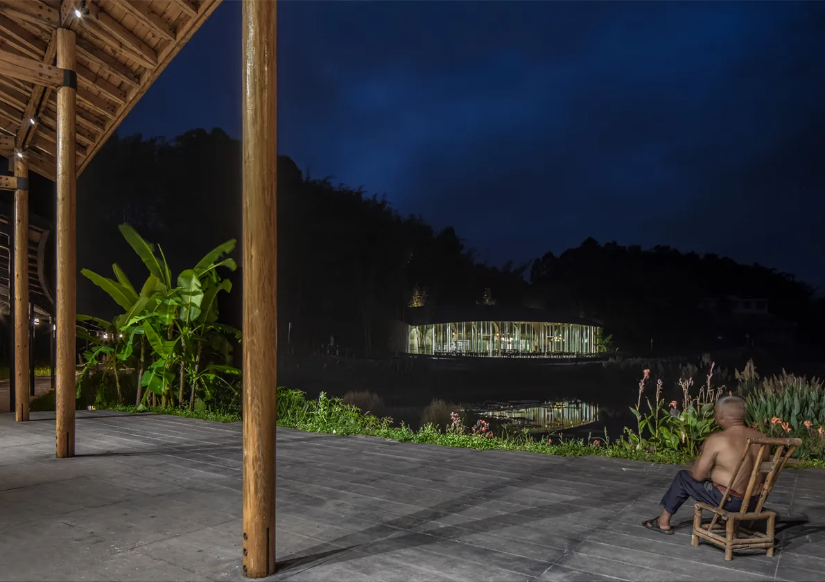 半户外的庭院、檐廊和通而不透的室内雅室均是竹节意象的具体呈现