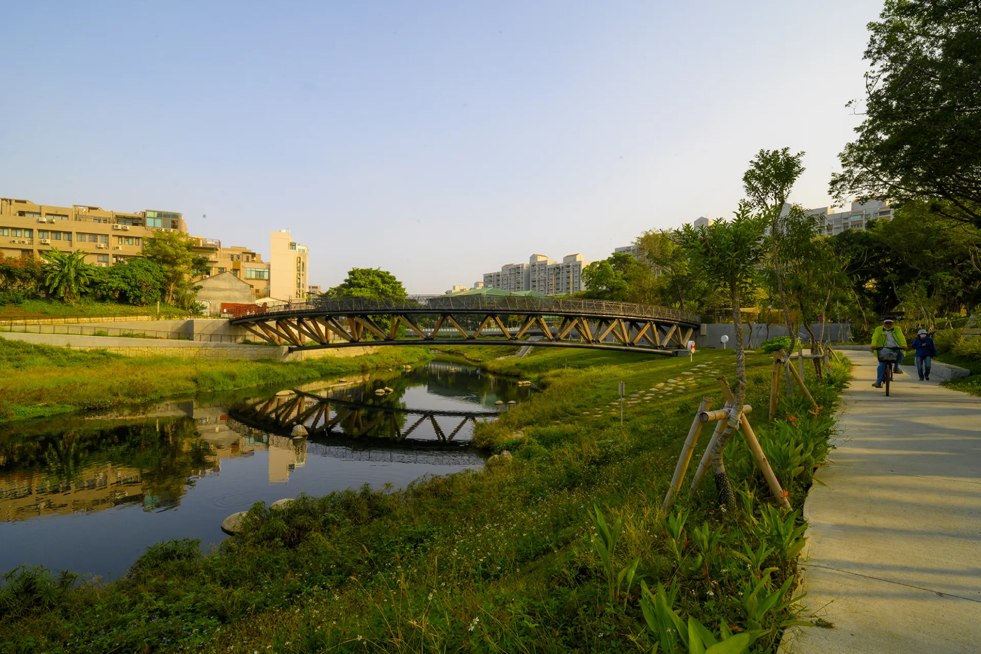 曲橋上不斷變化的風景，穿透與輕量的構造融入地景之中，讓竹溪的景致更有層次