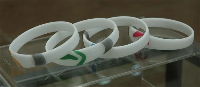 「優．遊」特別將悠遊卡製成手環，輕鬆戴上便能外出，將手一伸就能使用；反光的矽膠材質，不但防水，還能增加夜間使用時的安全性，讓在台北市的生活既便利又安全。