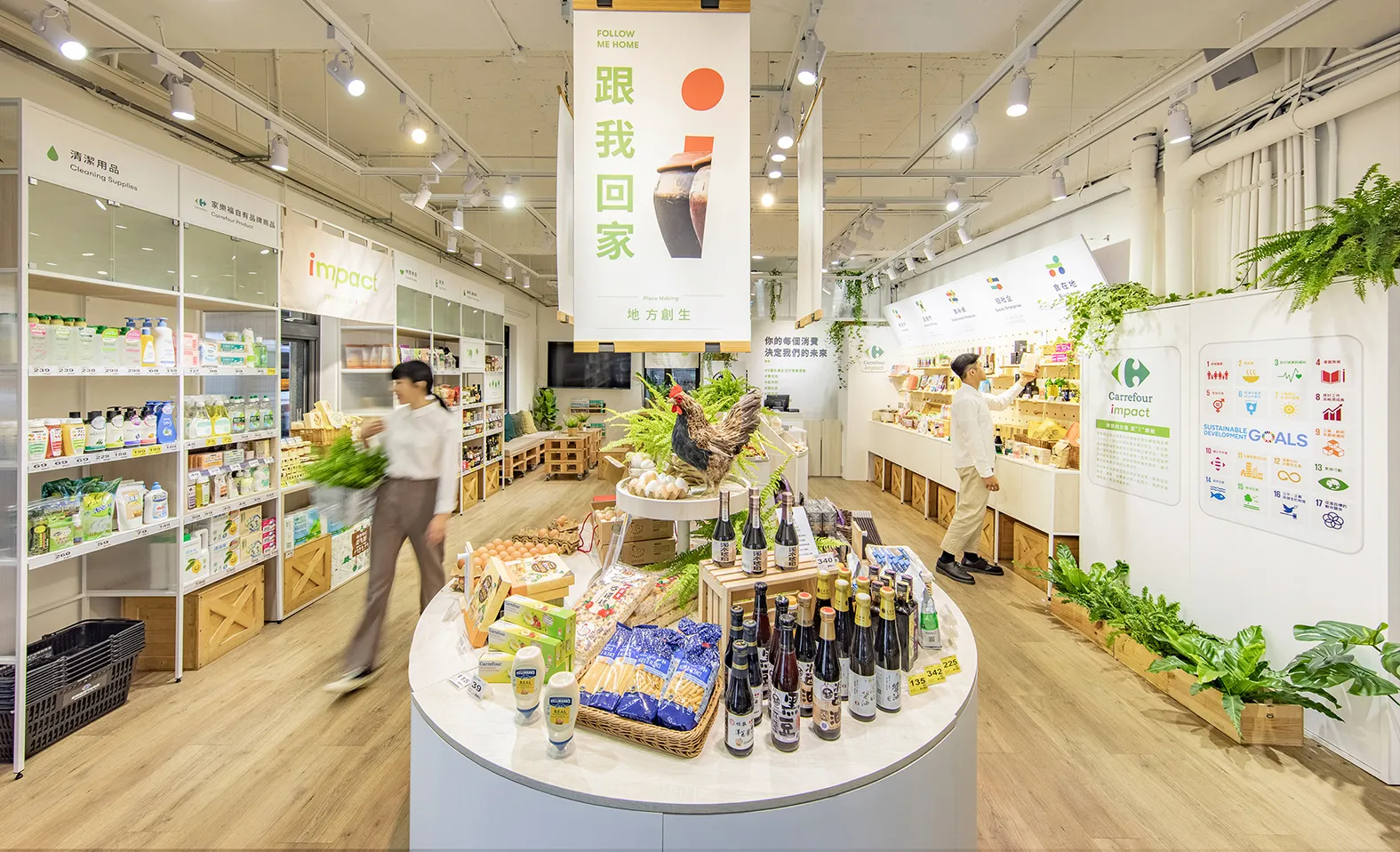 舊木箱再利用、打造模組化商品陳列架，減少陳列架維修報廢，或引進回收袋租借系統