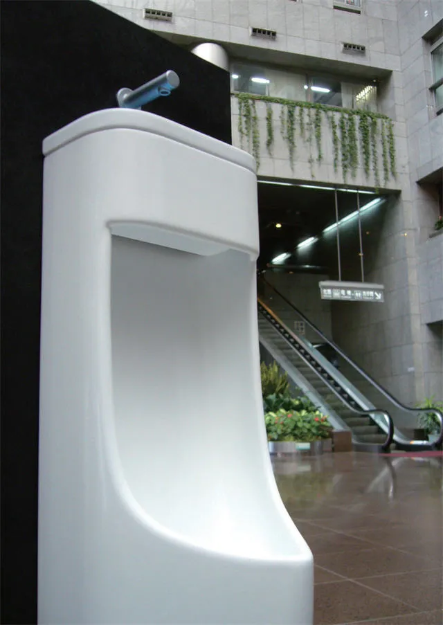 你是否曾為排隊使用洗手台而浪費時間?你是否曾被清洗小便池的噴水濺到而感到困擾?