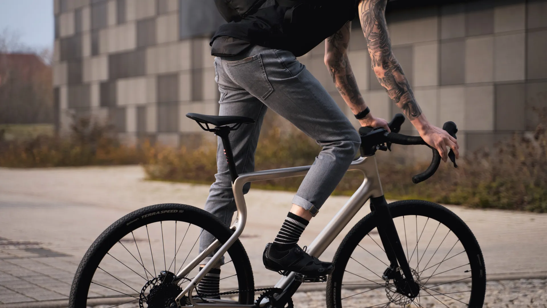 續航里程高達 80 公里的電池被精巧地結合在車架下管中