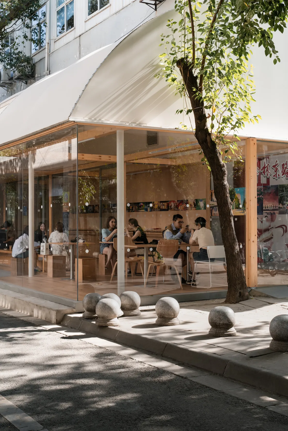 空间顶部使用了膜结构。它的透光性在白天可以柔和地引入自然光线